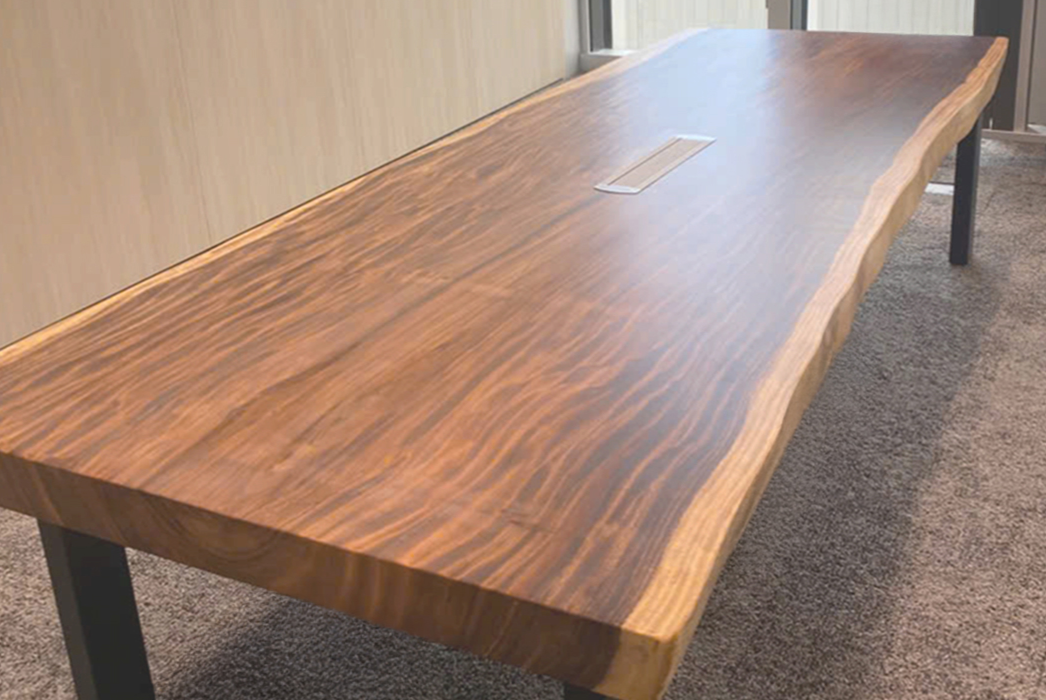 素材の存在感が際立つ応接テーブル