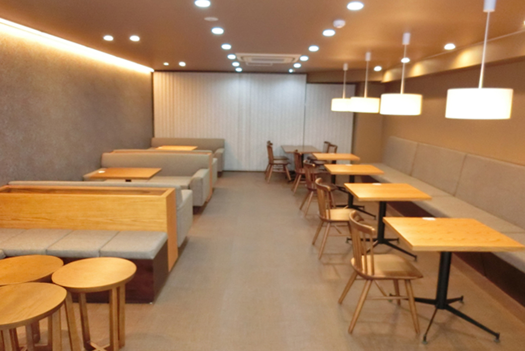 自然と人が集まるカフェスペース